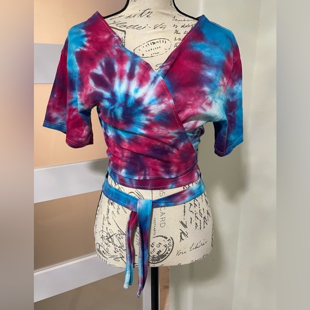 Urban Renewal tie-dye top in shades of blue with short sleeves NWOT